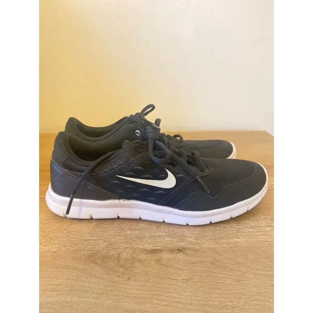 Nike Women’s Black & White Athletic Running Shoes Trainers Size 8 M - Picture 1 of 7